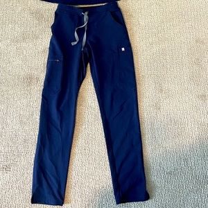 Figs: Yola skinny scrub pants in navy.